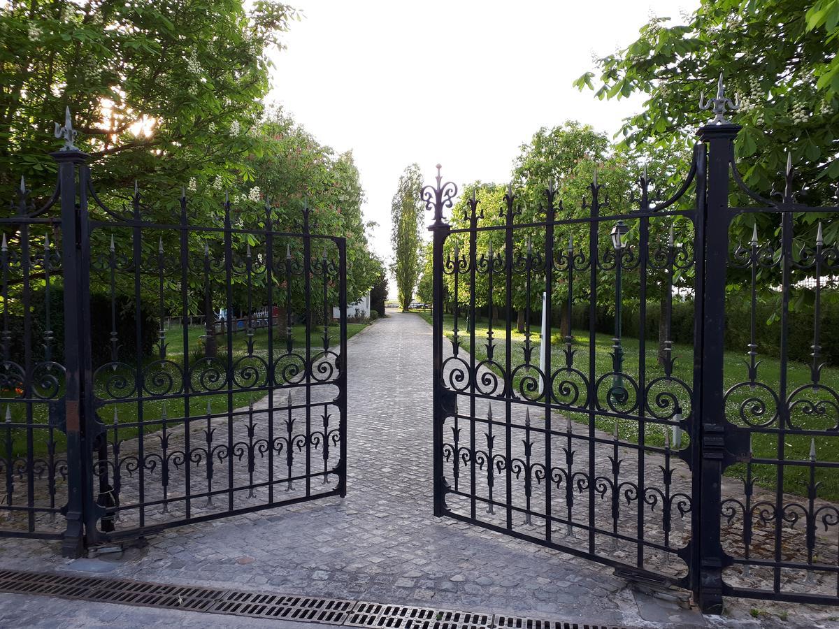 ホテル Le Domaine De Barbizon Saint-Martin-en-Bière エクステリア 写真